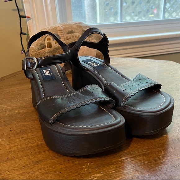 *SOLD* L.E.I. vintage platform sandals - Picture 4 of 8